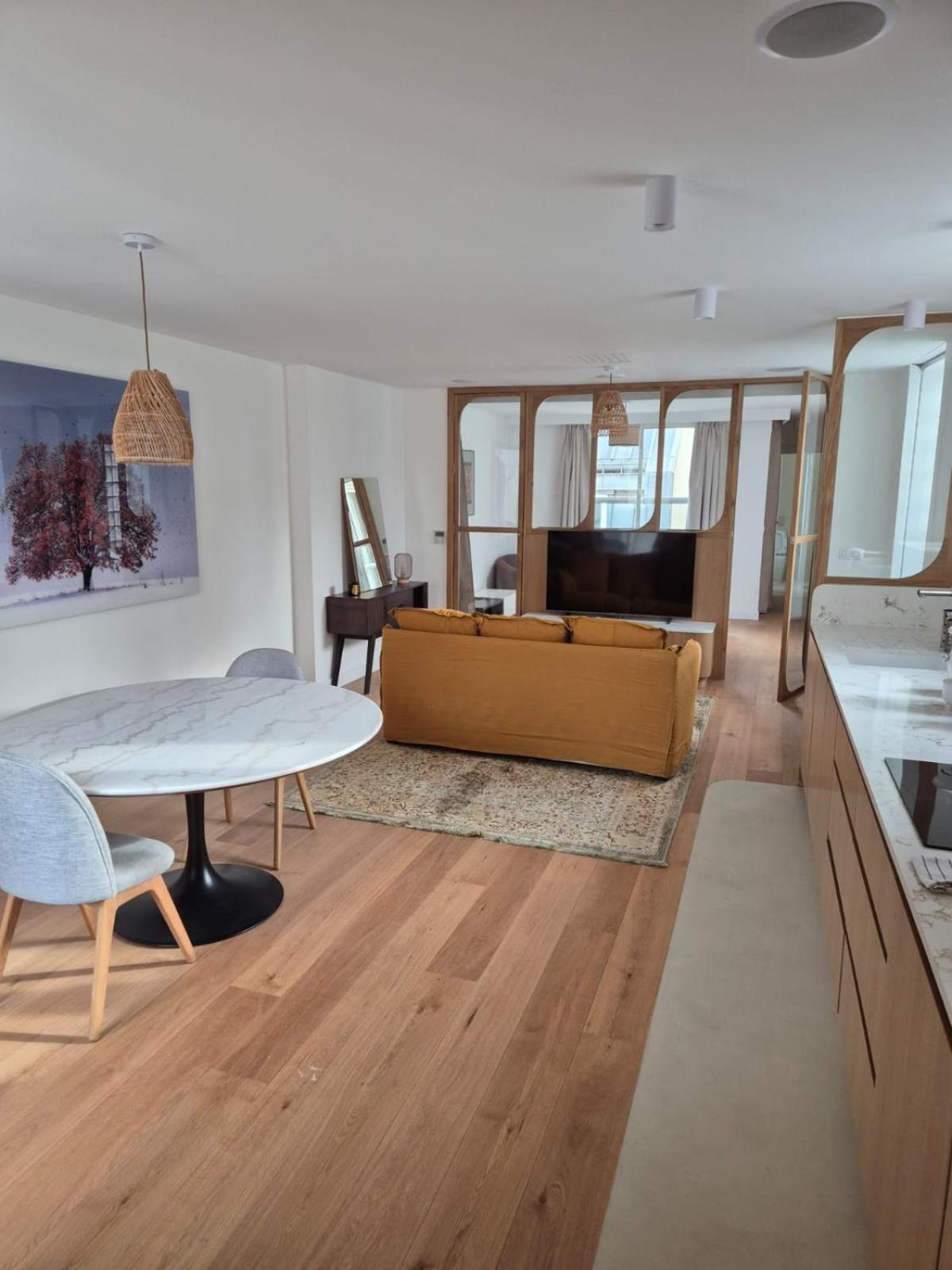 Cozy Centre, 5 Mins Louvre Apartment *